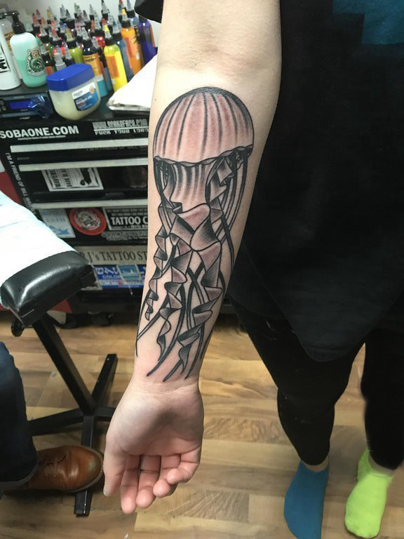 水母纹身图案  女生手臂上黑灰的水母纹身图片