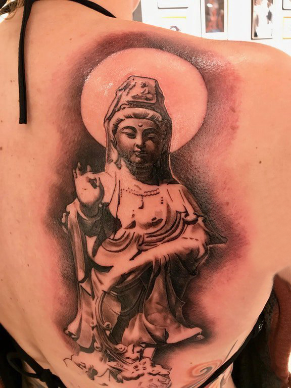 纹身观音菩萨  女生后背上黑灰的观音菩萨纹身图片