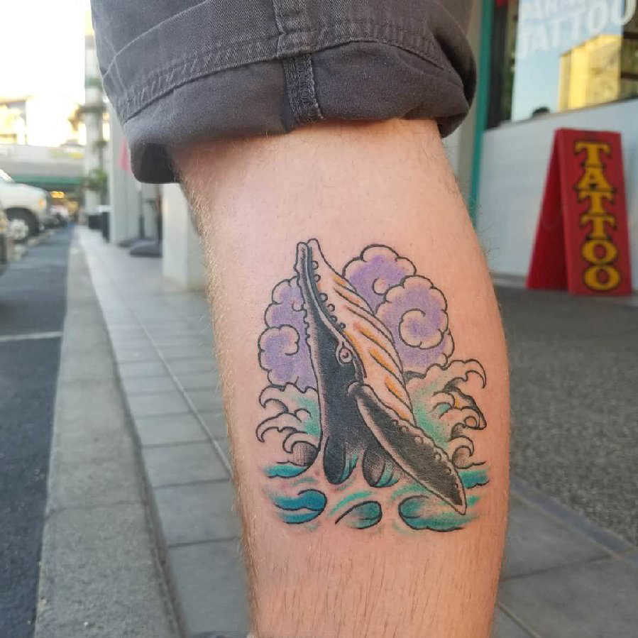 纹身鲸鱼 男生小腿上鲸鱼和浪花纹身图片