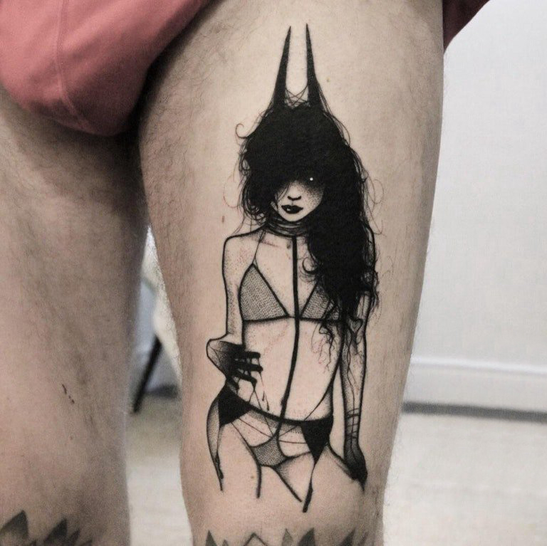 纹身模特  男生大腿上黑灰的模特纹身图片