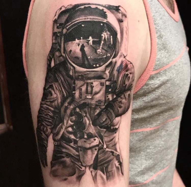 宇航员纹身图案 男生大臂上素描的宇航员纹身图片