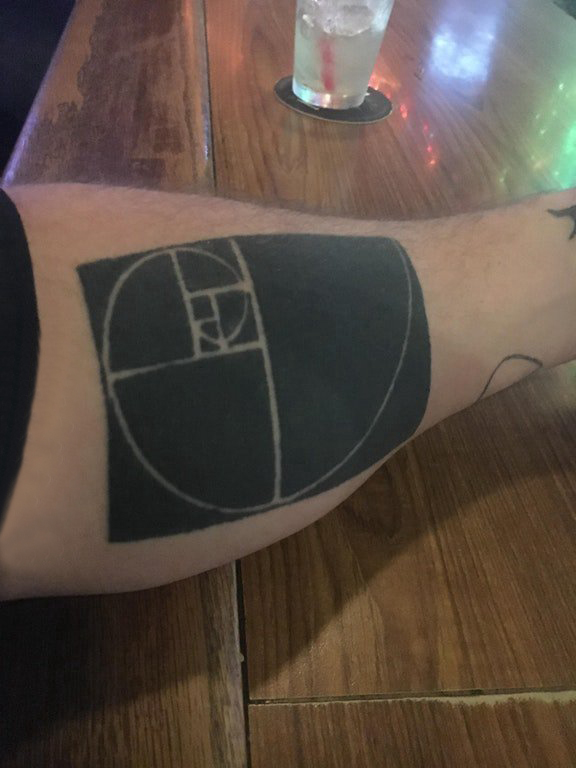 创意纹身男  男生手臂上黑色的几何纹身图片
