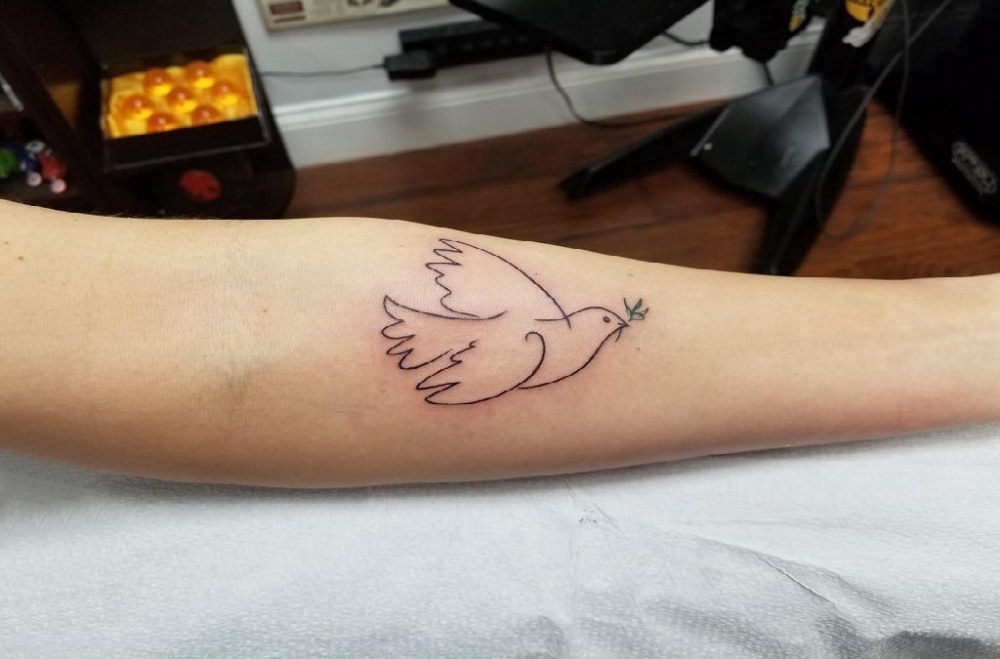 鸽子纹身  女生手臂上极简的鸽子纹身图片