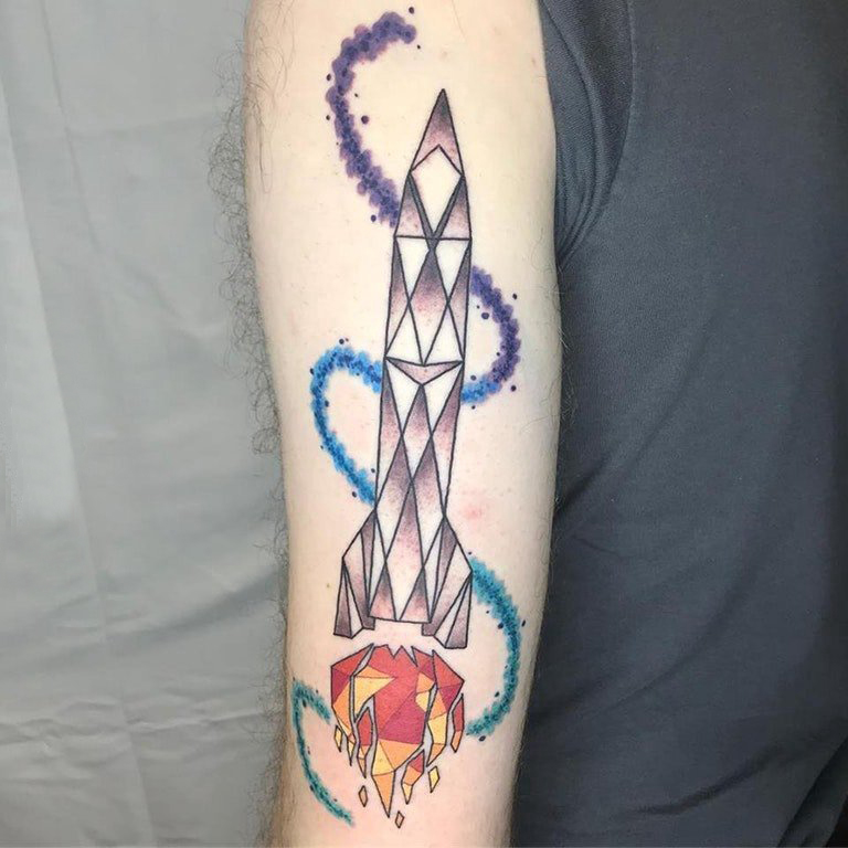 火箭纹身图  女生手臂上几何和火箭纹身图片