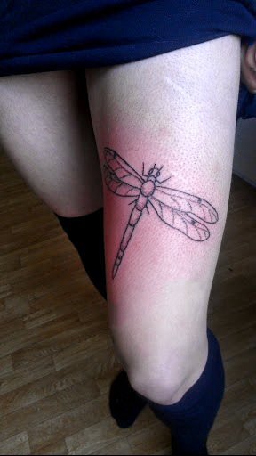 蜻蜓纹身图案 女生大腿上黑色的极简纹身图片