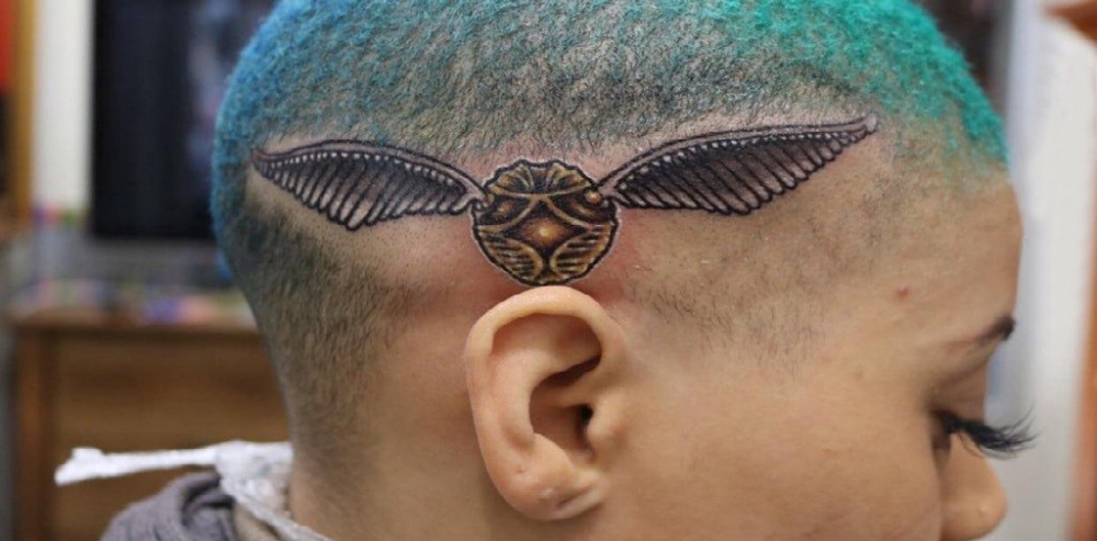 头上纹身图片  女生头上黑灰的昆虫纹身图片