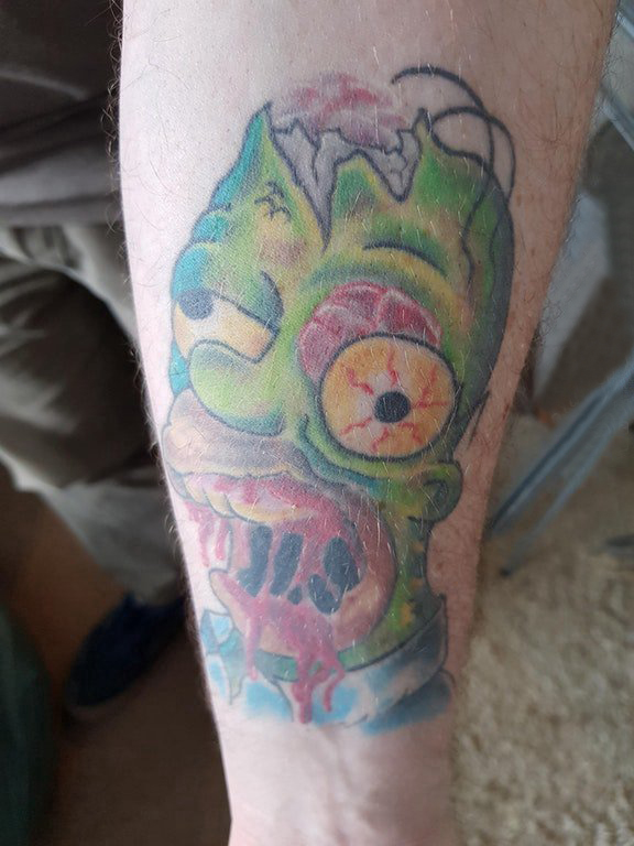 纹身卡通人物  男生手臂上恐怖的卡通人物纹身图片