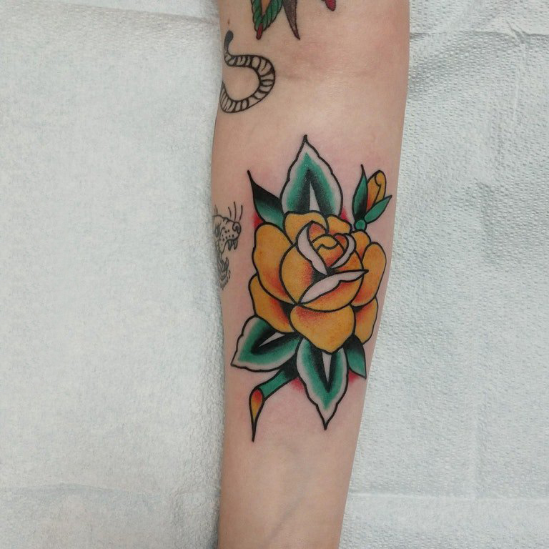 纹身图案花朵  女生手臂上彩绘的清新纹身图片