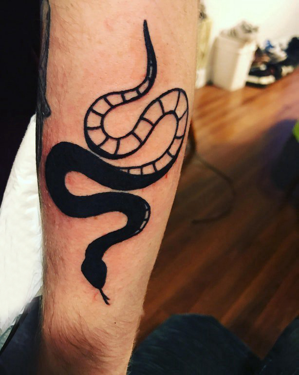 纹身小臂花纹  男生手臂上黑色的蛇纹身图片
