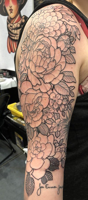 植物纹身  女生手臂上黑灰的花朵纹身图片