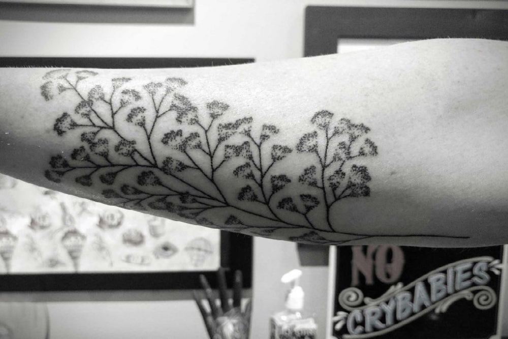 植物纹身  女生手臂上黑灰的植物纹身图片