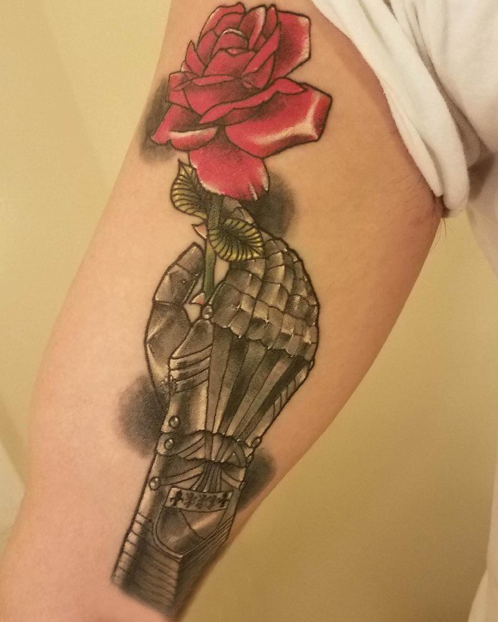 玫瑰纹身图  女生大臂上彩绘的玫瑰纹身图片