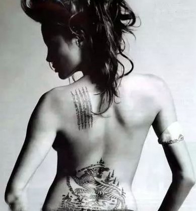 美国纹身明星  安吉丽娜朱莉后背上孟加拉虎和梵文纹身图片
