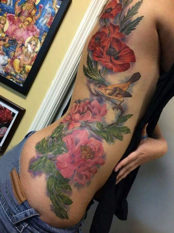 女生腰部纹身图  女生侧腰上彩绘的花朵纹身图片