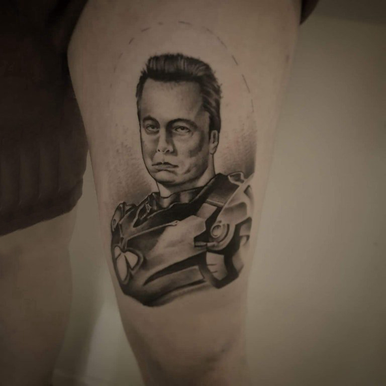 人物肖像纹身  男生大腿上黑灰的人物肖像纹身图片