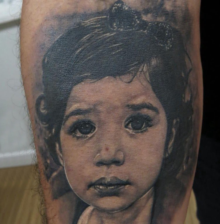 人物肖像纹身  男生手臂上黑灰的肖像纹身图片
