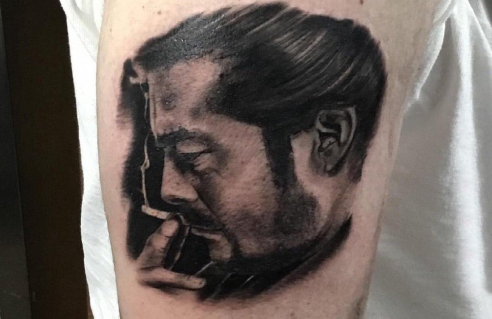 人物肖像纹身  男生手臂上素描的人物纹身图片