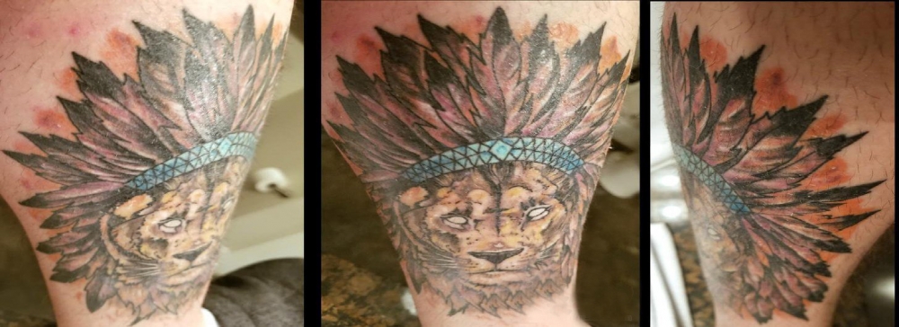 狮子王纹身  男生手臂上羽毛和狮子王纹身图片