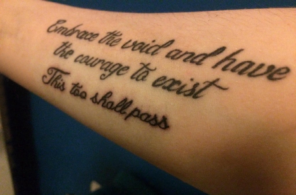手纹身英文字母  女生手臂上极简的英文字母纹身图片