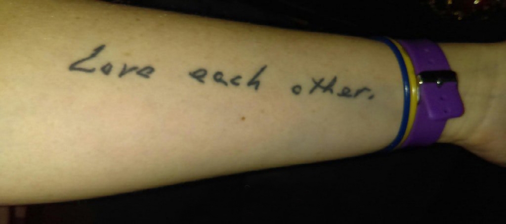 纹身 英文字体  女生手臂上黑色的英文字体纹身图片
