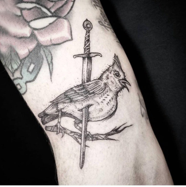 纹身鸟  女生手臂上鸟和剑纹身图片