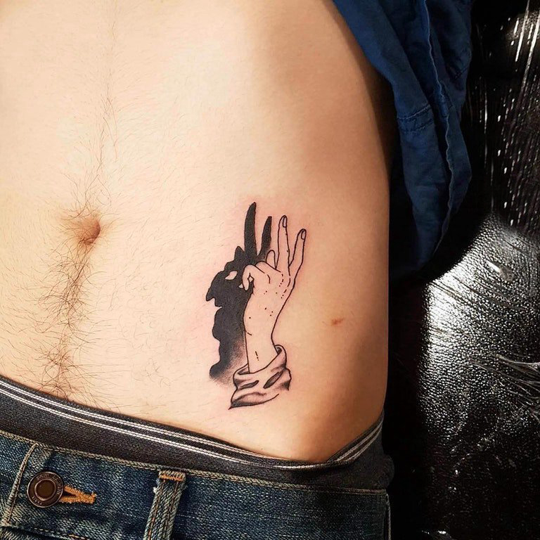纹身手指  男生腹部上黑灰的手指纹身图片