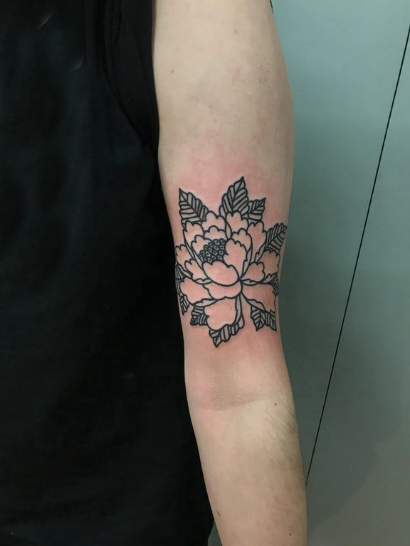 纹身图案花朵  男生手臂上黑色的花朵纹身图片
