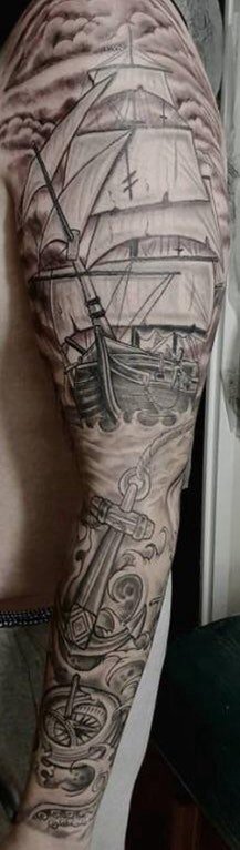 纹身小帆船  男生手臂上黑灰的帆船纹身图片