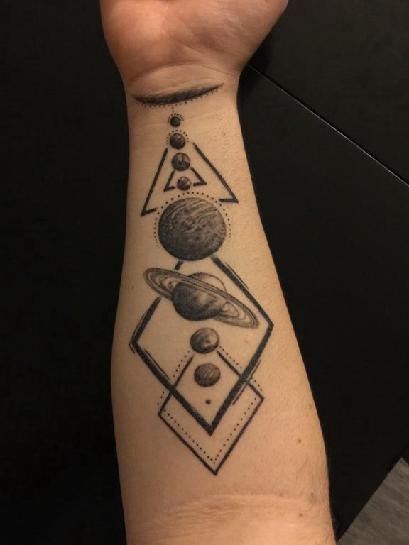 纹身星球  女生手臂上黑灰的星球纹身图片