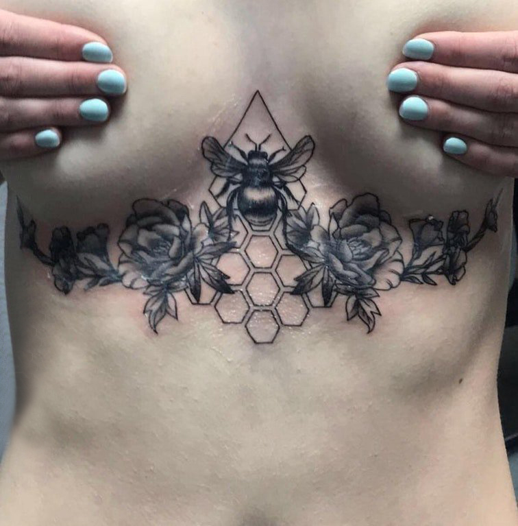 蜜蜂纹身图案  女生胸下蜜蜂和花朵纹身图片