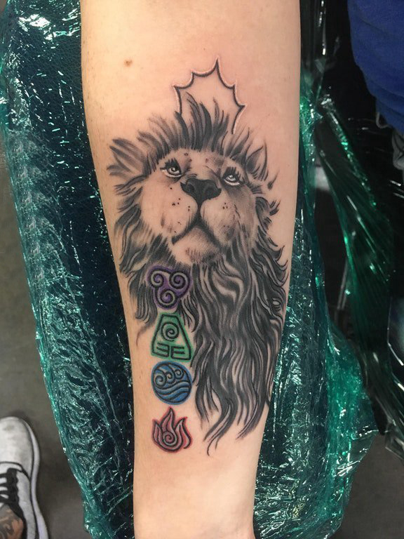 狮子王纹身  女生手臂上素描的狮子纹身图片