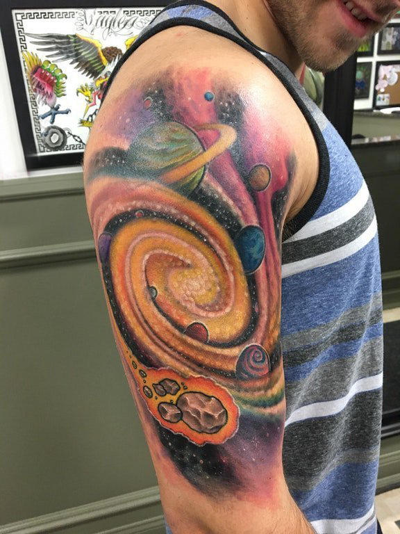 纹身星球 男生大臂上宇宙中的星球纹身图片