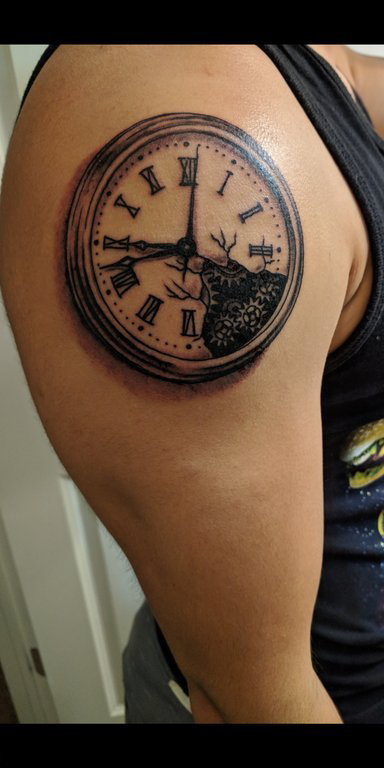 纹身钟表  男生手臂上黑灰的钟表纹身图片
