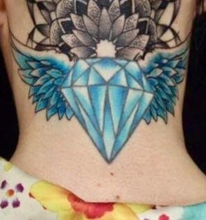 纹身钻石  女生后颈彩绘的钻石纹身图片