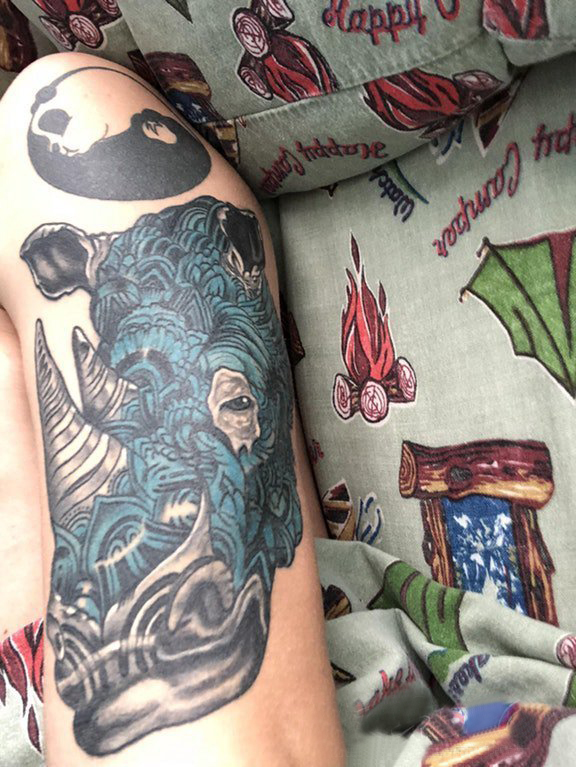 犀牛纹身图案  男生手臂上彩绘的犀牛纹身图片