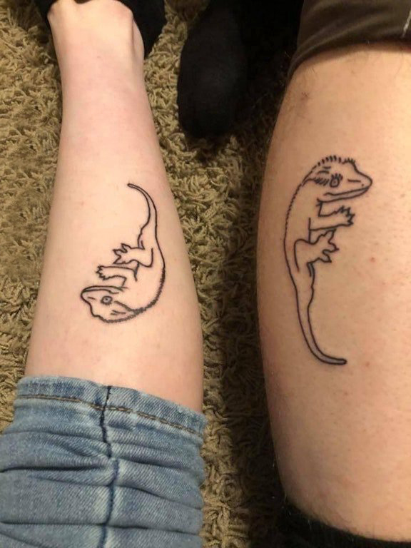蜥蜴纹身图案 情侣小腿上黑色的蜥蜴纹身图片