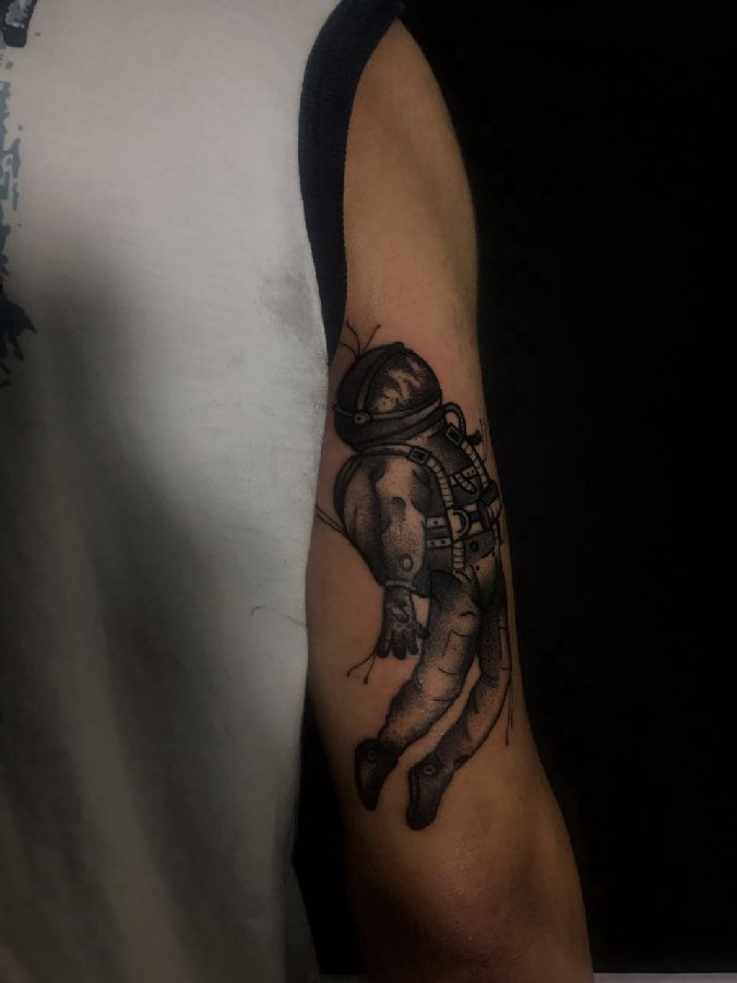 宇航员纹身图案 男生手臂上宇航员纹身图案