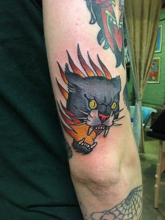 豹子头纹身  男生手臂上彩绘的豹子头纹身图片