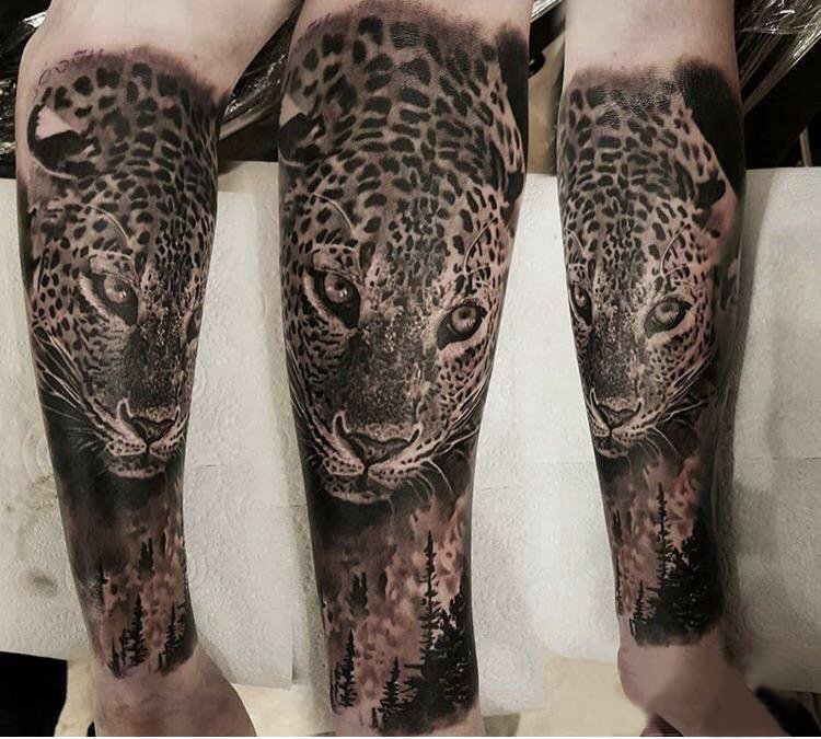 豹子头纹身  男生手臂上写实的豹子头纹身图片