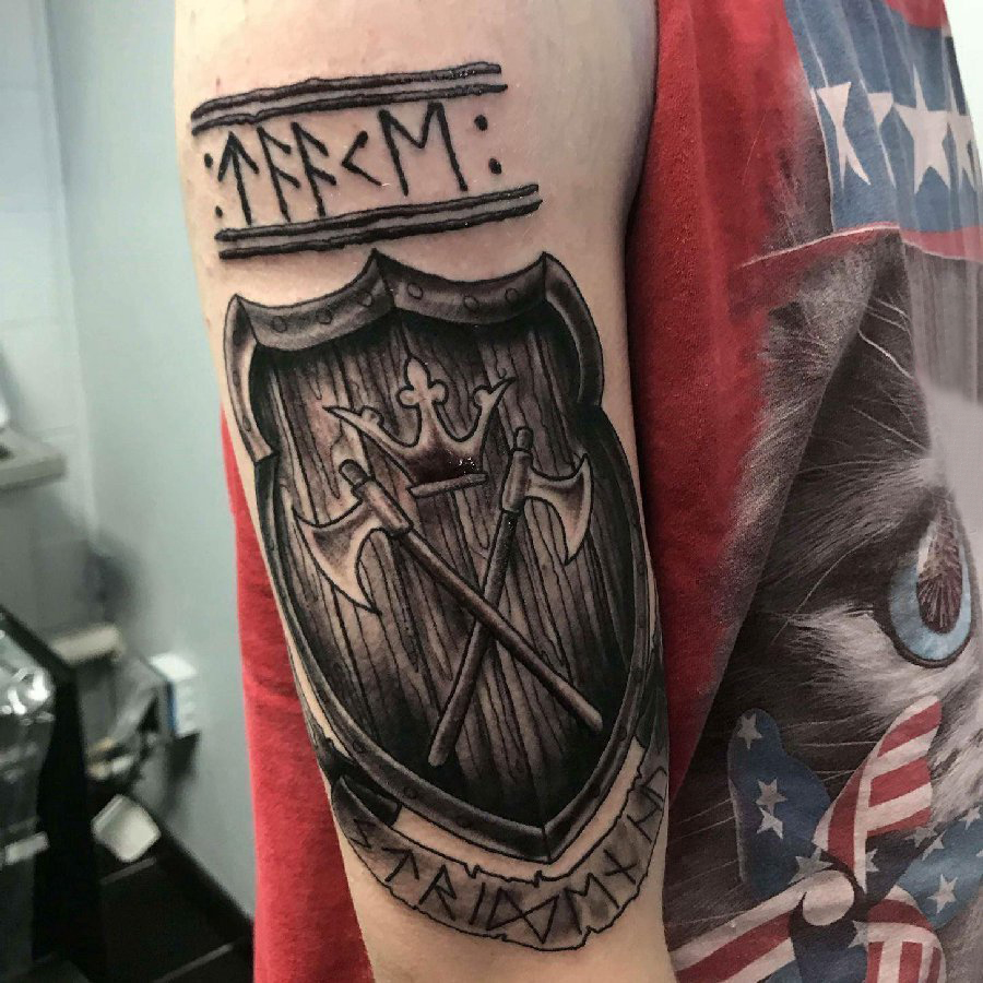 盾牌纹身图案   男生大臂上黑灰的盾牌纹身图片