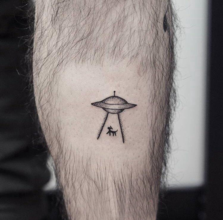 飞碟纹身图案 男生小腿上动物和飞碟纹身图片