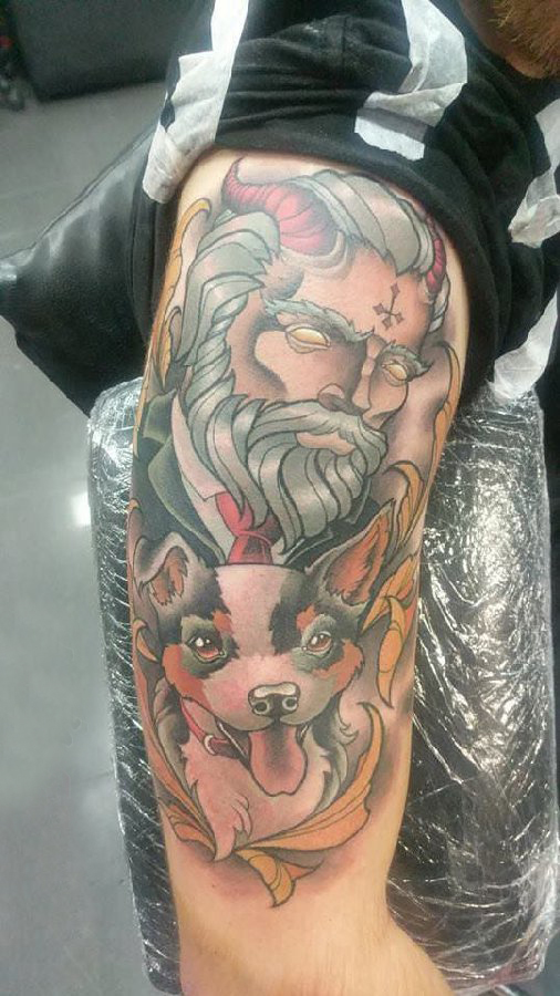 狗的纹身图案  男生手臂上人物和狗纹身图片