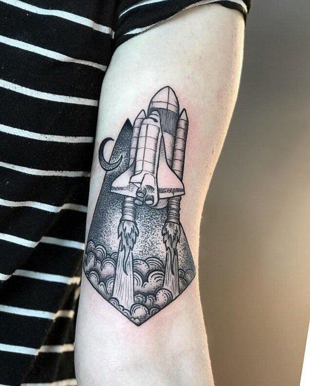 极简线条纹身 女生手臂上发射的火箭纹身图片