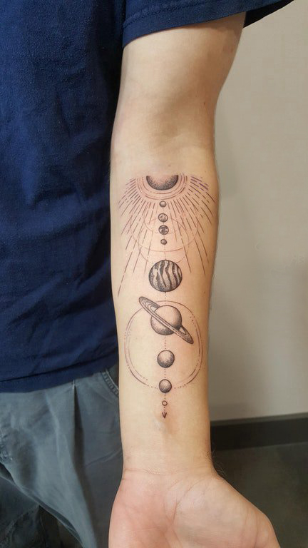 几何元素纹身 男生手臂上神秘的星球纹身图片