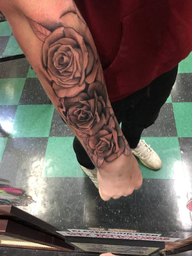 玫瑰纹身图  男生手臂上黑灰的玫瑰纹身图片