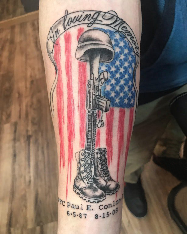 美国国旗纹身  男生手臂上彩绘的美国国旗纹身图片