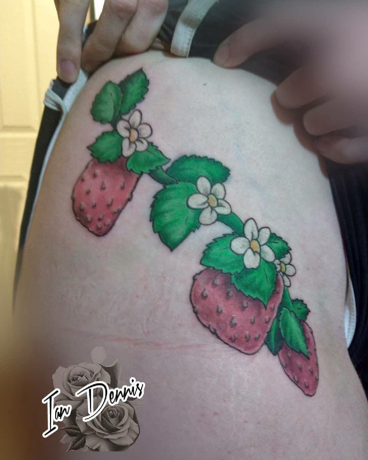 食物纹身 女生大腿上彩色的草莓纹身图片