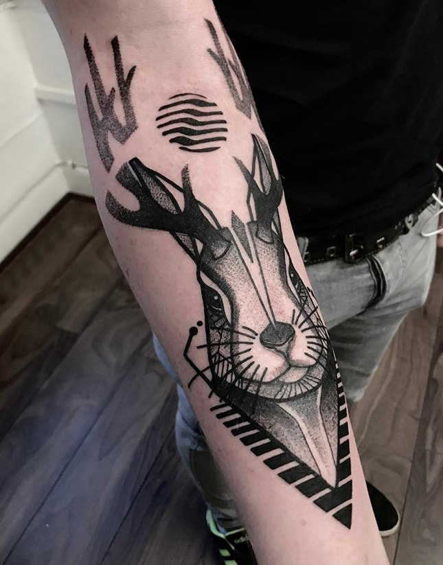 手臂纹身素材 男生手臂上黑色的兔子纹身图片