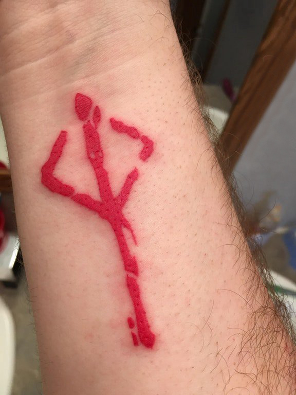 纹身符号  男生手臂上红色的符号纹身图片