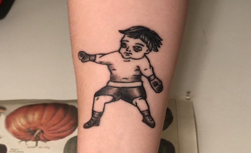 小男孩纹身  女生手臂上极简的小男孩纹身图片